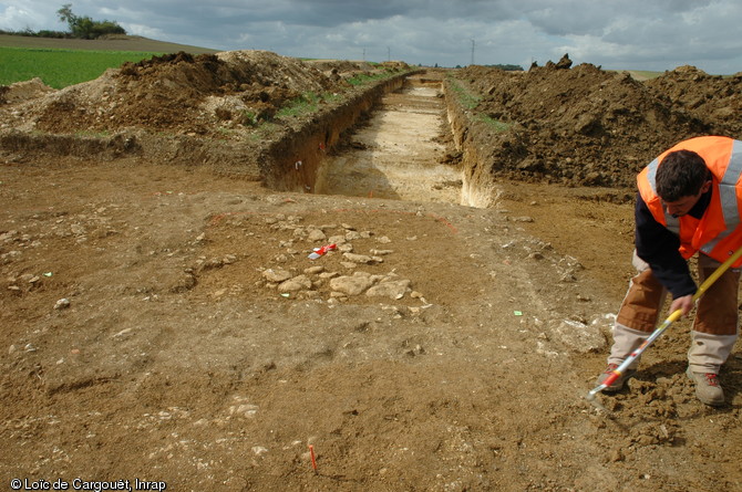 Vestiges d'un petit bâtiment gallo-romain mis au jour lors d'un diagnostic effectué en 2006 sur la commune de Beaune-la-Rolande (Loiret) préalablement à la construction de l'autoroute A19 reliant Artenay à Courtenay. 