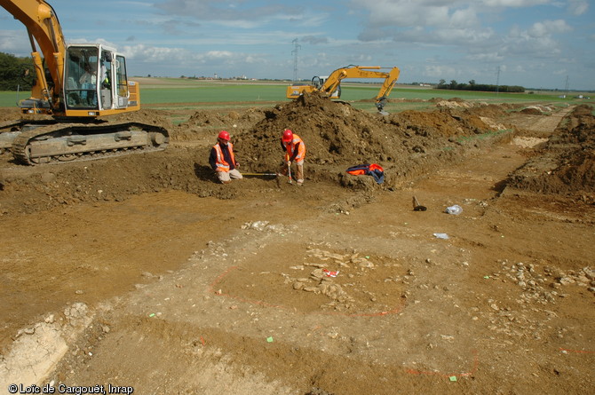 Tracé d'un bâtiment quadrangulaire gallo-romain mis au jour dans une tranchée de diagnostic effectuée en 2006 sur la commune de Beaune-la-Rolande (Loiret) préalablement à la construction de l'autoroute A19 reliant Artenay à Courtenay. 