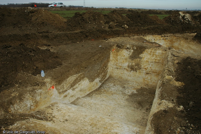 Vue d'une structure en creux apparaissant dans la stratigraphie d'une tranchée de diagnostic réalisée en 2006 sur la commune de Beaune-la-Rolande (Loiret) préalablement à la construction de l'autoroute A.19 reliant Artenay à Courtenay. 