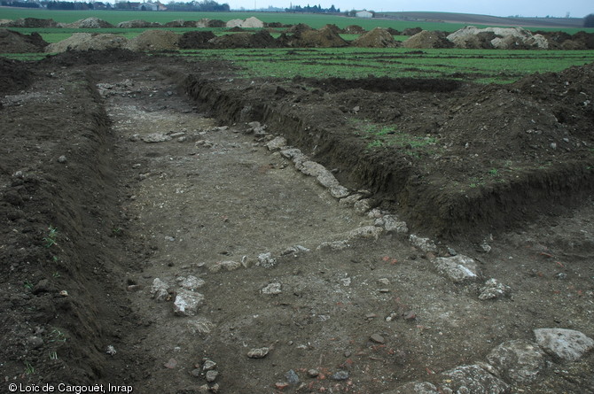 Fondations en pierre d'un bâtiment mis au jour lors d'un diagnostic effectué en 2006 sur la commune de Beaune-la-Rolande (Loiret) préalablement à la construction de l'autoroute A19 reliant Artenay à Courtenay. 