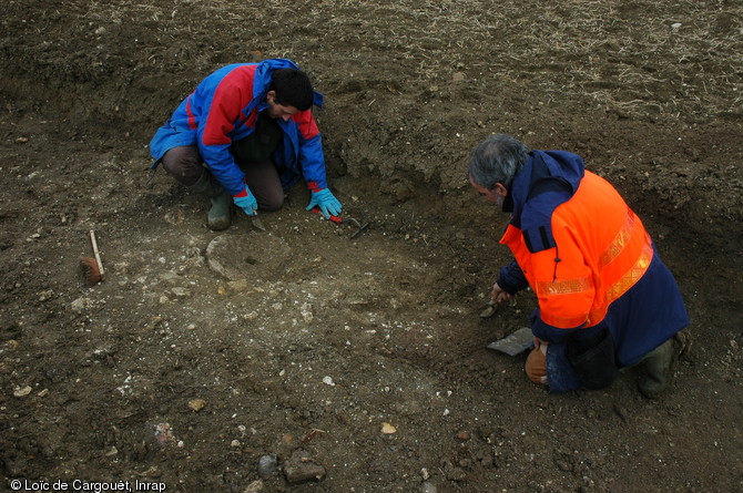 Meule en cours de dégagement lors du décapage en 2006 de la tranchée de diagnostic effectuée en 2006 sur la commune de Beaune-la-Rolande (Loiret) préalablement à la construction de l'autoroute A19 reliant Artenay à Courtenay. 