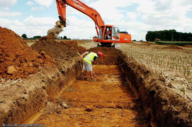 Tranchée de diagnostic réalisée sur la commune de Cepoy (Centre) en 2006 à l'occasion de la construction de l'autoroute A19 reliant Artenay à Courtenay sur une centaine de kilomètres.  