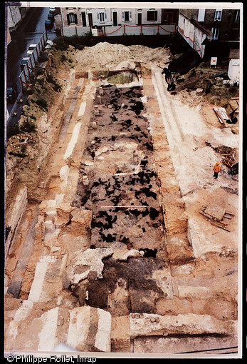 Ensemble monumental daté de l'époque gallo-romaine et mis au jour lors des fouilles effectuées à Reims (Marne), rue Belin, en 1998-1999.  A proximité de ce complexe composé d'une vaste salle de 60 m. de long sur 9 m. de large, a été découvert un égout dans lequel se déversaient les eaux usées de plusieurs caniveaux se trouvant à l'intérieur de la grande salle.  