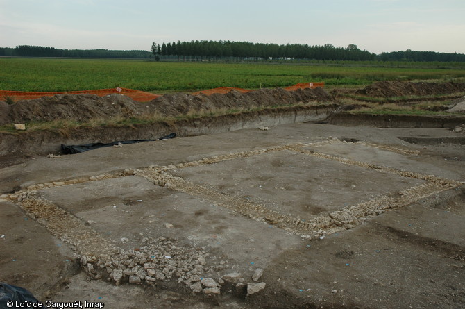 L'extension d'une tranchée de diagnostic a conduit à la mise au jour des vestiges d'un bâtiment au plan clairement lisible.