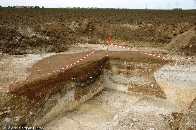 Silo identifié dans une tranchée de diagnostic réalisée en 2006 à l'occasion de la construction de l'autoroute A19 reliant Artenay à Courtenay (Loiret) sur une centaine de kilomètres. 