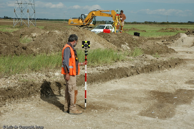 Relevé topographique des structures mises au jour dans une tranchée de diagnostic réalisée en 2006 en raison de la construction de l'autoroute A19 reliant Artenay à Courtenay (Loiret) sur une centaine de kilomètres.