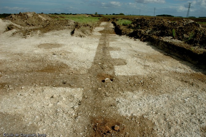 Bâtiment du IIe s. avant notre ère dont ont été conservées les fondations d'un mur en pisé et celles des contreforts, sur la commune de Barville en Gatinais (Loiret) lors de diagnostics réalisés en 2006 à l'occasion de la construction de l'autoroute A19. 