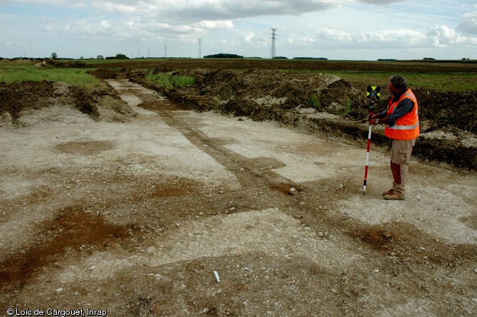 Relevé topographique d'un bâtiment du IIe s. avant notre ère dont ont été conservés les fondations d'un mur en pisé et celles des contreforts, sur la commune de Barville en Gatinais (Loiret) lors de diagnostics réalisés en 2006 à l'occasion de la construction de l'autoroute A.19. 