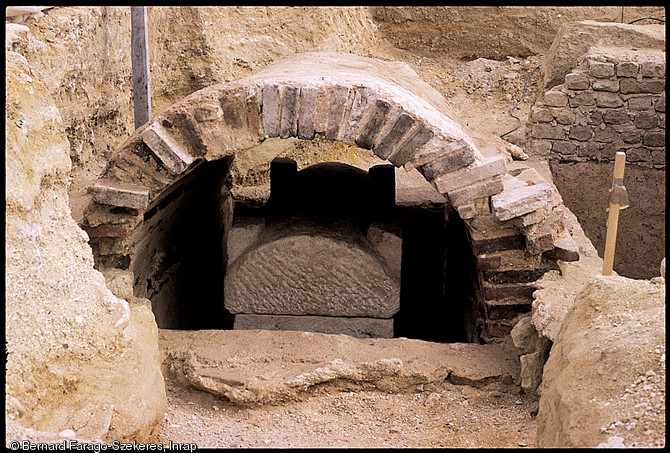 Tombeau monumental du Bas-Empire (IVe s. de notre ère) découvert à Naintré (Vienne) en 1997.  Ici le caveau maçonné protégeant le sarcophage. Hermétiquement scellées, ces sépultures contenaient un mobilier funéraire abondant et exceptionnellement conservé.