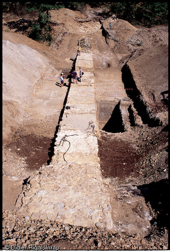 L'aqueduc gallo-romain de Divona (Cahors, Lot) a été étudié par une fouille programmée puis préventive en juillet 2000.   L'aqueduc alimentait Cahors à partir de plusieurs captages avec un développement de 33 km et un débit de 11 000 mètres cube. C'est un des plus anciens aqueducs de Gaule romaine, à l'égal de celui de Lyon. 