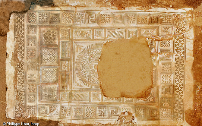 Vue verticale de la mosaïque antique dite de la Méduse mise au jour dans un édifice du début du IIe s. de notre ère, fouille du collège Lumière de Besançon (Doubs), 2004.