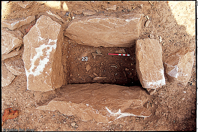 Tombe de nourrisson dans un coffrage en pierre datée entre le Ier et le IIe s. de notre ère, découverte lors des fouilles effectuées en 2003 à Nîmes (Gard) rue Jean Jaurès.  