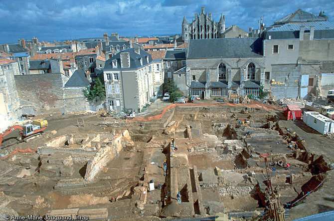 La fouille de l'îlot des Cordeliers à Poitiers (Vienne), en 1998, a restitué tout un quartier romain sur 5000 m².