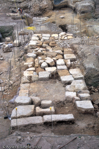 Enceinte du premier tiers du IVe s. de notre ère, dégagée à Reims (Marne). Fouille effectuée en 2000.  La courtine de 3 mètres de large, munie d'une tour de 6 mètres de diamètre, a été dégagée sur une longueur de 45 mètres. Ses fondations étaient construites avec des blocs provenant du réemploi de diverses constructions.