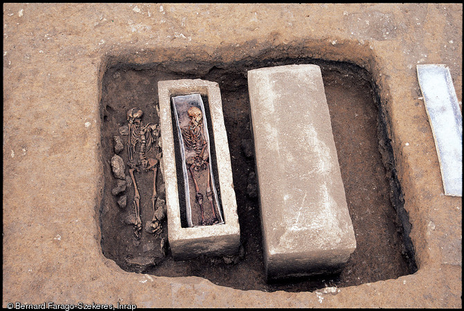 Ces sépultures du IVe siècle de notre ère, découvertes en 1997 à Naintré (Vienne), sont celles d'un(e) enfant d'une douzaine d'année et d'une femme adulte, inhumée dans un second temps.  Les corps reposaient dans un cercueil en plomb et un sarcophage de pierre, protégés par un caveau maçonné. 