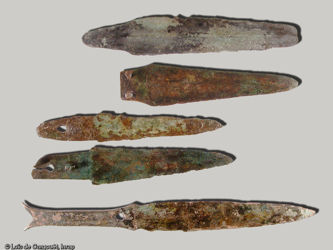 Série de lames de couteaux provenant de la nécropole de l'âge du Bronze final fouillée à Migennes (Yonne) en 2004.