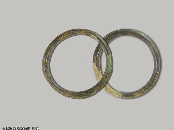 Deux bracelets en bronze provenant de la nécropole de l'âge du Bronze final fouillée à Migennes (Yonne) en 2004.