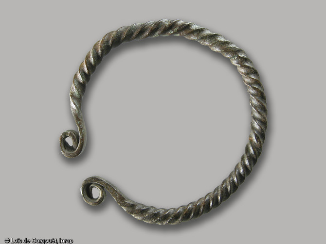 Bracelet en bronze provenant d'une sépulture de la nécropole de l'âge du Bronze final fouillée à Migennes en 2004.