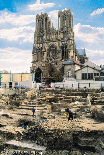 Vue générale du chantier archéologique près de la cathédrale de Reims (Marne), 2000.  La fouille menée aux abords et sous la cathédrale a permis de relever l'existence d'édifices antérieurs et d'annexes, notamment une construction interprétée comme un baptistère et un complexe antique interprété comme des thermes.