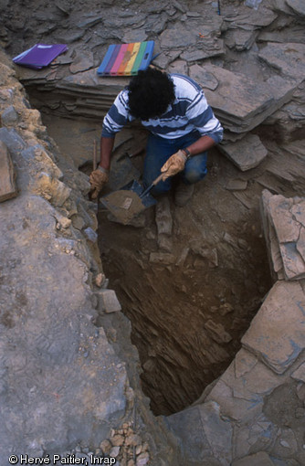 Fouille d'une des chambres funéraires du cairn du Néolithique moyen (4000-3800 avant notre ère), découvert sous les ruines du Palais comtal à Angers (Maine-et-Loire) en 2003.