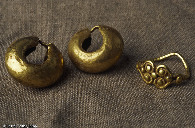 Boucles d'oreille et bague en or (Ve-IVe s. avant notre ère) retrouvées dans la sépulture d’une princesse gauloise de la nécropole de Bucy-le-Long (Aisne) en 1991-1994 et conservées au Musée de Soissons.  
