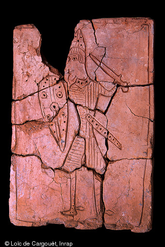 Plaque en terre cuite ornée d'un personnage en armure datée du XIIe siècle provenant de la fouille de  la DRAC Saint Jean  à Toulouse, 2004.