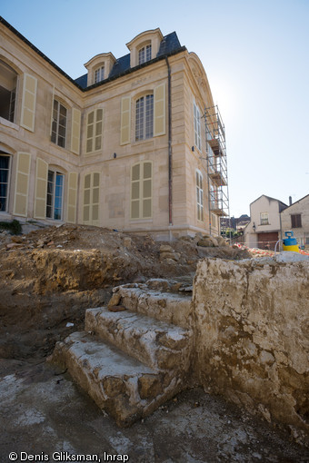 Vestiges d'un escalier des communs du manoir (fin XIIIe-début XIVe s.), les murs ont été altérés par l'incendie ayant détruit le bâtiment, à Viarmes (Val-d'Oise), 2013.