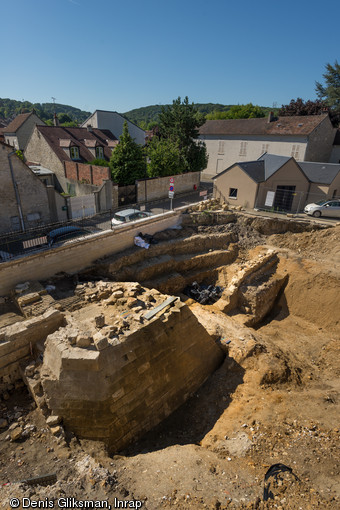 Détail de la tour d'angle à contrefort du XIVe siècle qui vient renforcer l'angle du corps de logis du XIIIe siècle du château de Viarmes (Val-d'Oise), 2013.