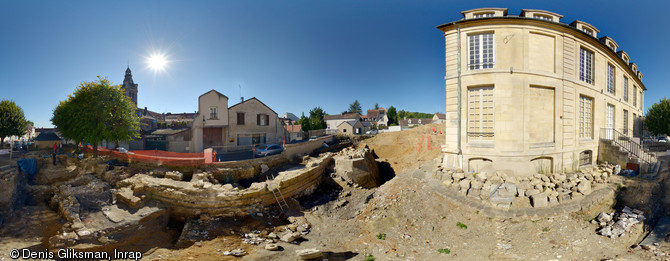 Vue panoramique du site archéologique médiéval à Viarmes (Val-d'Oise), 2013.