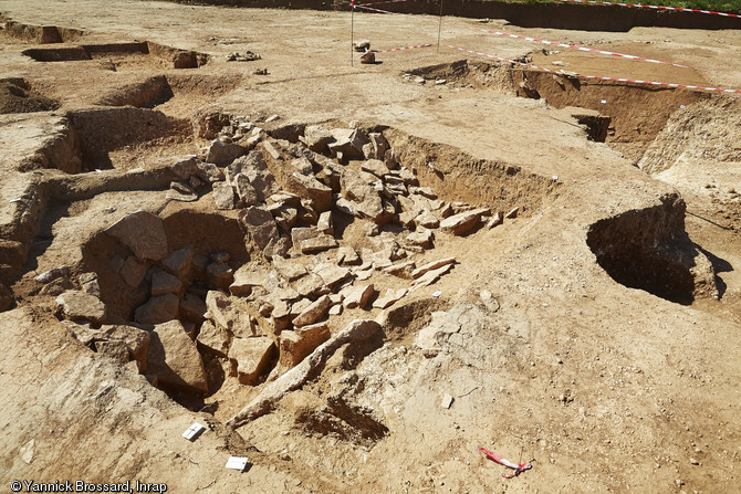 Vue d'une partie d'un fossé circulaire présent sur la zone médiévale (VIIIe-Xe siècles), en cours d'étude à Vergèze (Gard), 2014.