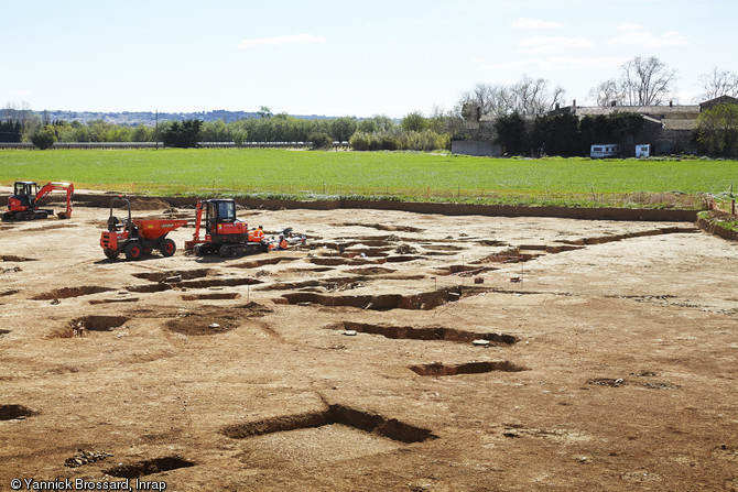 Vue panoramique du secteur médiéval et dégagement des silos à grains (VIIIe-Xe siècles) à Vergèze (Gard), 2014.