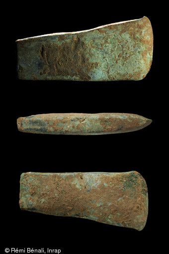 Hache en cuivre découverte dans une fosse du Néolithique final (environ 2900 à 2700 avant notre ère), sur le site de la Cavalade, à Montpellier (Hérault), 2013. 