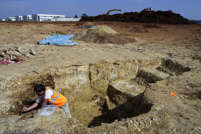 Fouille d’une grande fosse, datée du Néolithique final (environ 2900 à 2700 avant notre ère) sur le site de La Cavalade à Montpellier (Hérault), 2013. 