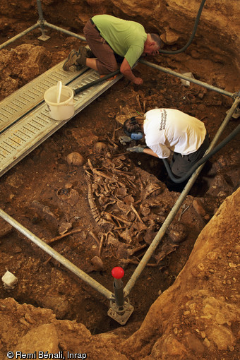 La sépulture collective du Néolithique final en cours de fouille, sur le site du Mas Rouge/La Cavalade à Montpellier (Hérault), 2013.