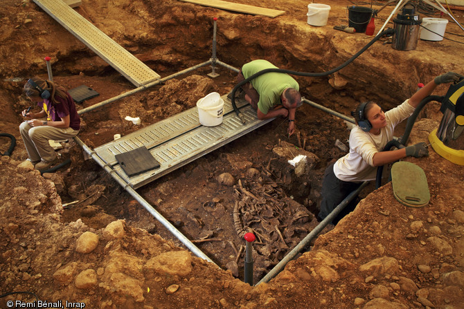 La sépulture collective du Néolithique final en cours de fouille, sur le site du Mas Rouge/La Cavalade à Montpellier (Hérault), 2013.