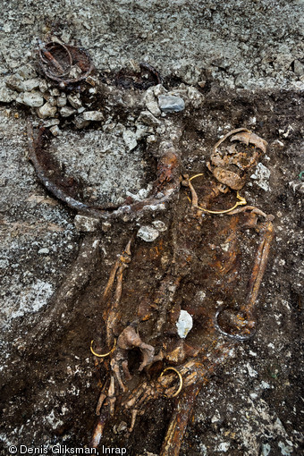Accompagné de bijoux en or, le prince de Lavau est allongé sur la caisse d'un char dont il subsiste une roue. Il a été retrouvé dans un complexe funéraire daté du Ve s. avant notre ère, à Lavau (Aube) 2015.