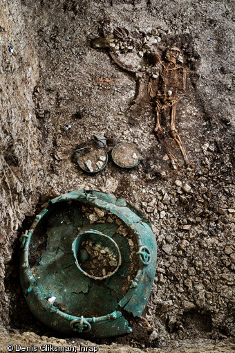Vue générale d'un dépôt funéraire daté du Ve s. avant notre ère, découvert à Lavau (aube) 2015. Allongé au centre de la tombe, paré de ses bijoux, le personnage repose sur un char et est accompagné de riches vaisselles en bronze, en argent et en céramique.