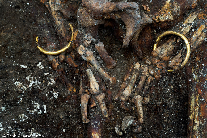 Détail des poignets d'un squelette retrouvé dans un complexe funéraire monumental exceptionnel, daté du Ve siècle avant notre ère, à Lavau (Aube) en 2015. Autour de chaque poignet repose un bracelet en or. 