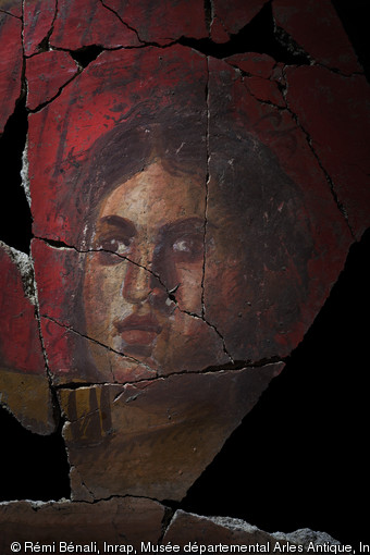 Détail d'un visage provenant d'un décor peint de deuxième style pompéien (Ier s. avant notre ère) découvert sur le site de la Verrerie de Trinquetaille à Arles, 2015.  Ce type de décor est comparable à celui du cubiculum 4 de la villa des Mystères à Pompéi. 