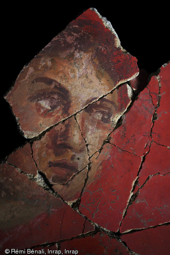 Détail d'un visage provenant d'un décor peint de deuxième style pompéien (Ier s. avant notre ère) découvert sur le site de la Verrerie de Trinquetaille à Arles, 2015.  Ce type de décor est comparable à celui du cubiculum 4 de la villa des Mystères à Pompéi.