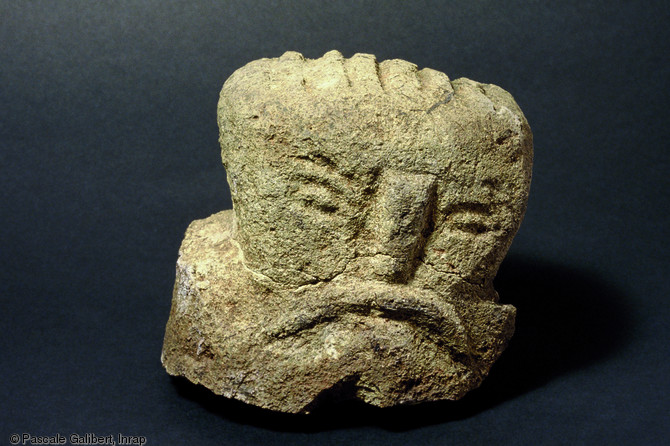 Fragment de statue anthropomorphe en calcaire. Figure celtique.
