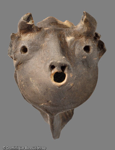 Vase à parfum en céramique, détail de la face représentant un taureau, Ier siècle de notre ère, Saint-Quentin (Aisne), 2006 