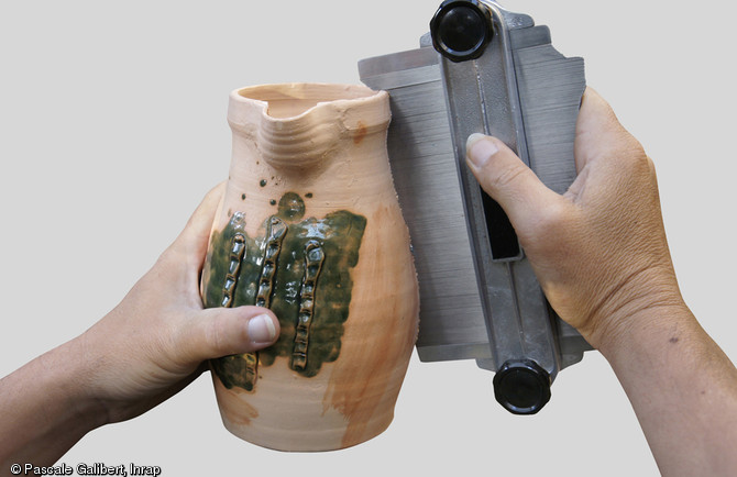 Le dessin de céramique est réalisé à l'aide d'un conformateur. L'outil, composé de fines languettes métalliques, s'adapte au profil du vase et permet ensuite de reporter la forme sur un calque.