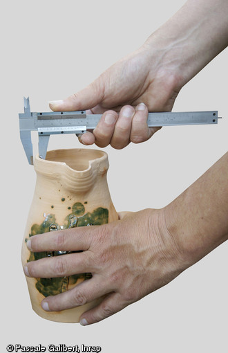Le dessin de la céramique est réalisé à l'aide du pied à coulisse. Cet outil sert à prendre les mesures des différentes parties du vase.