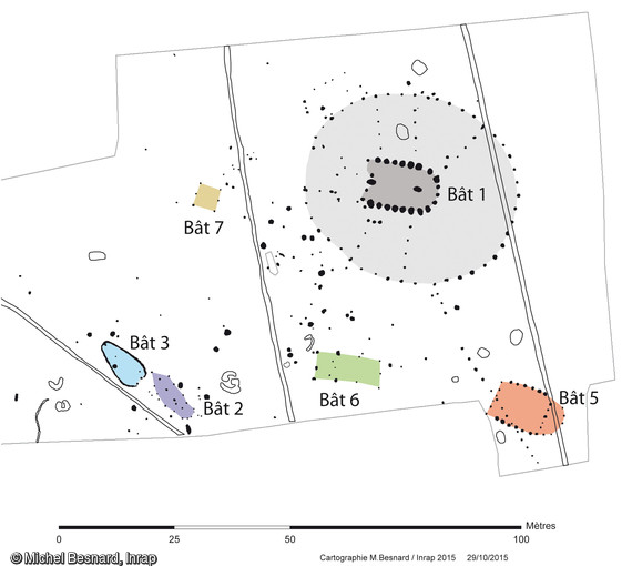 Plan d'une partie de l'emprise, identifiant les différents bâtiments découverts à Saint-André-sur-orne (Calvados), 2015.  Le bâtiment 1, avec son enceinte, et le bâtiment 5 datent du Néolithique final (2800-2500 avant notre ère.). Le bâtiment 6 date du Néolithique moyen (4035-3950 avant notre ère).