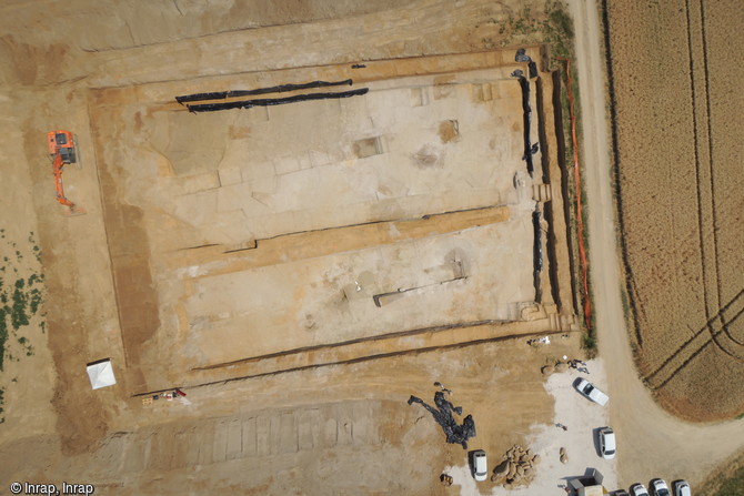 Vue zénithale d'une fouille où ont été exhumés les restes de plusieurs mammouths et de nombreux outils en silex datés du début de la dernière glaciation (100 000 ans avant notre ère), Montereau-sur-le-Jard (Seine-et-Marne), 2015. 