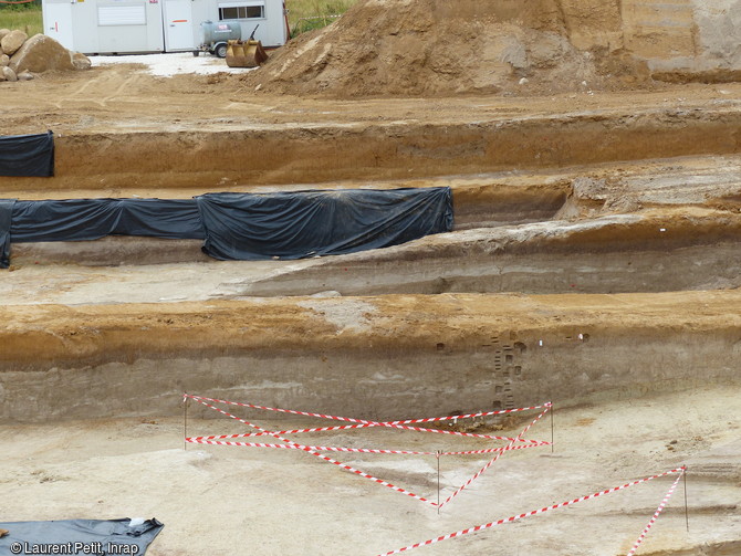 Succession de couches de sédiments et de sols durant 100 000 ans découverts à Montereau-sur-le-Jard (Seine-et-Marne), 2015.  De nombreux outils en silex associés à des restes de mammouths datés de la dernière glaciation (autour de 100 000 ans avant notre ère) ont été mis au jour. 
