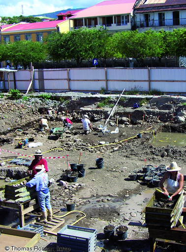Au premier plan les archéologues tamisent les terres extraites des niveaux fouillés au second plan, Basse-Terre (Guadeloupe), 2007.  Des céramiques amérindiennes y ont été découvertes. 