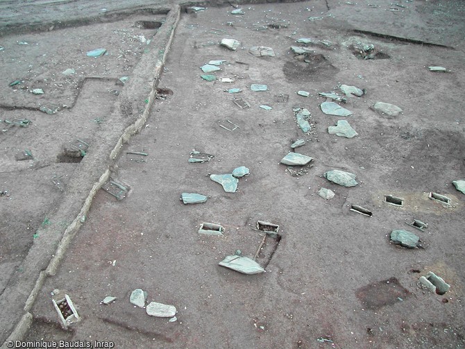 Vue générale du chantier présentant des cistes (coffres en pierre) et couvercles de tombes sur la nécropole du Néolithique moyen de Thonon-les-Bains (Haute-Savoie), 2004.  2010 sépultures dont 132 coffres en pierre et 88 coffres en bois ont été trouvés.