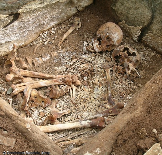 Sépulture double, datée du Néolithique moyen, présentant les restes d’un homme (à gauche) et d’une femme (à droite) déposés simultanément dans la tombe, mise au jour à Thonon-les-Bains (Haute-Savoie, 2004.  Elle a été découverte en l’état après le retrait de la dalle de couverture.  